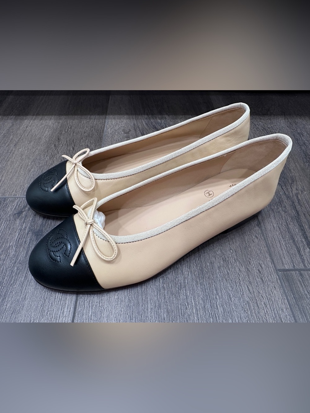 CHANEL CLASSIC CC LOGO BEIGE & BLACK LEATHER BALLET FLATS SHOES Size 37C - Picture 6 of 16